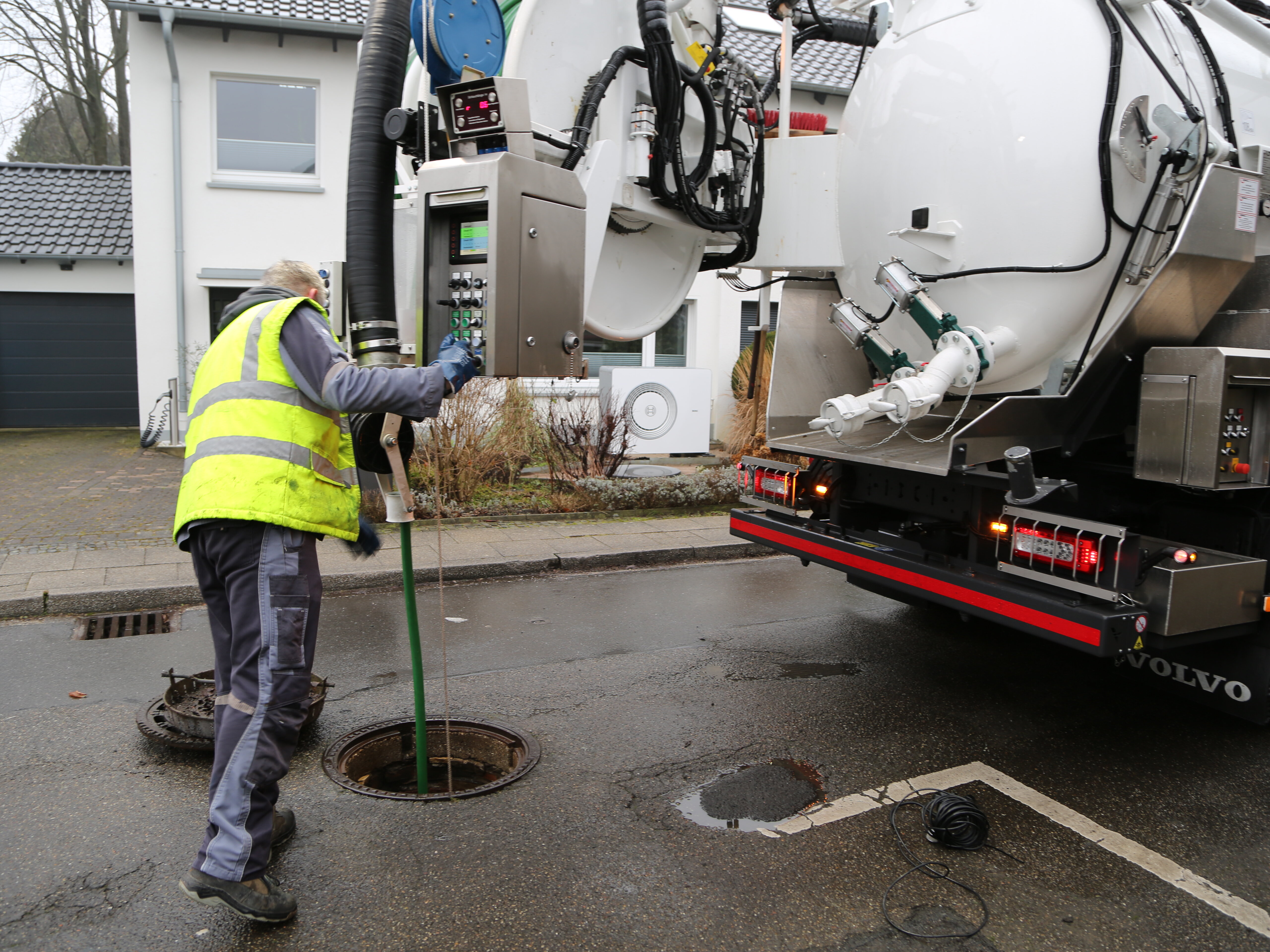 Rohrreinigung in Essen von Roel Umwelttechnik, Fahrzeug und Mitarbeiter im Einsatz