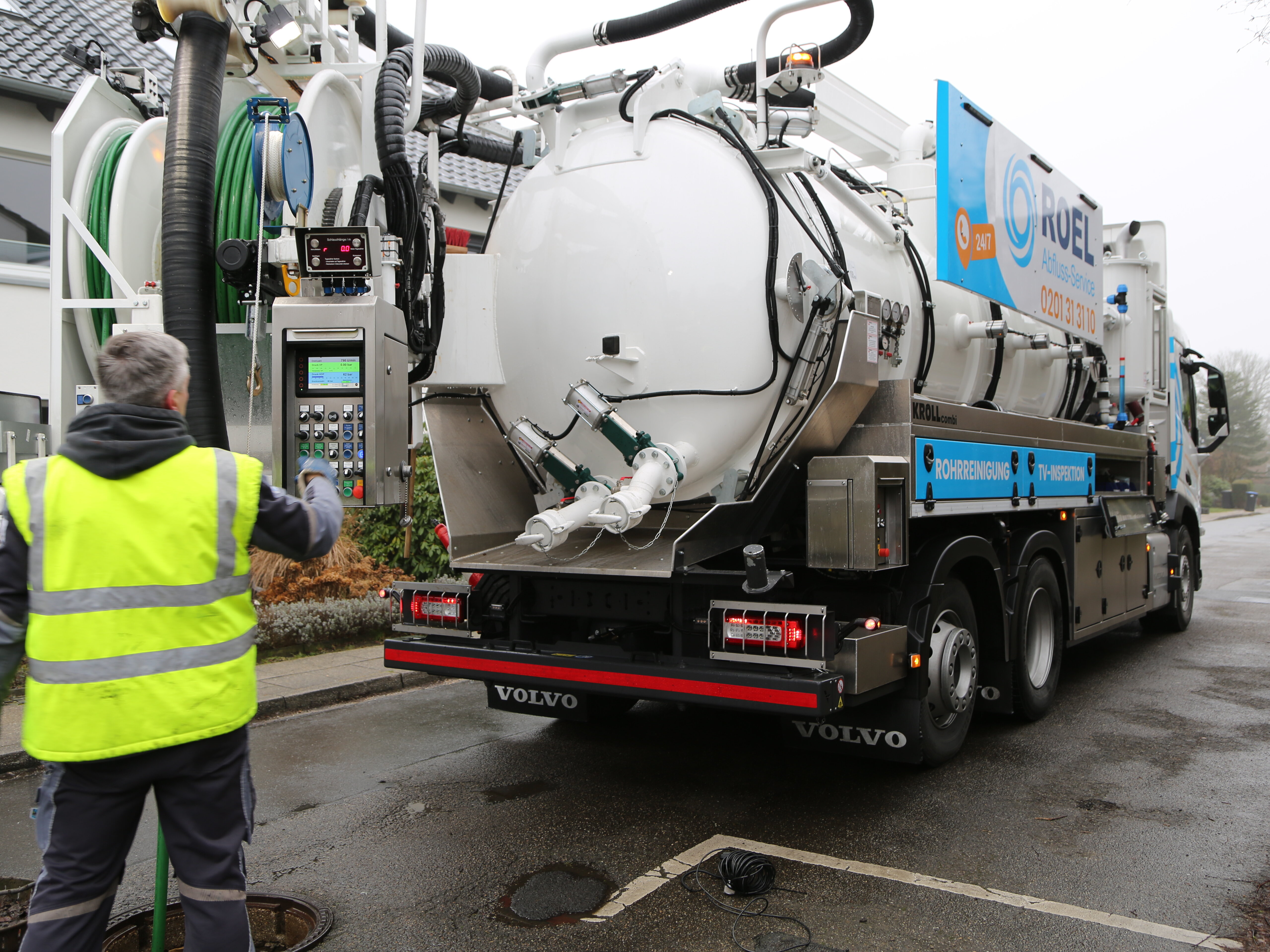 Mitarbeiter am Fahrzeug zur Rohrreinigung in Essen von Roel Umwelttechnik
