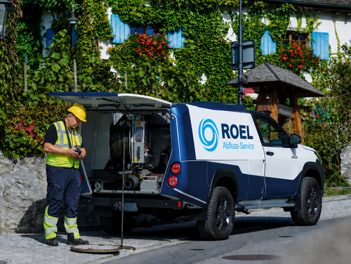 Roel MicroCombi Fahrzeug zur Kanalreinigung in einer Wohnstraße
